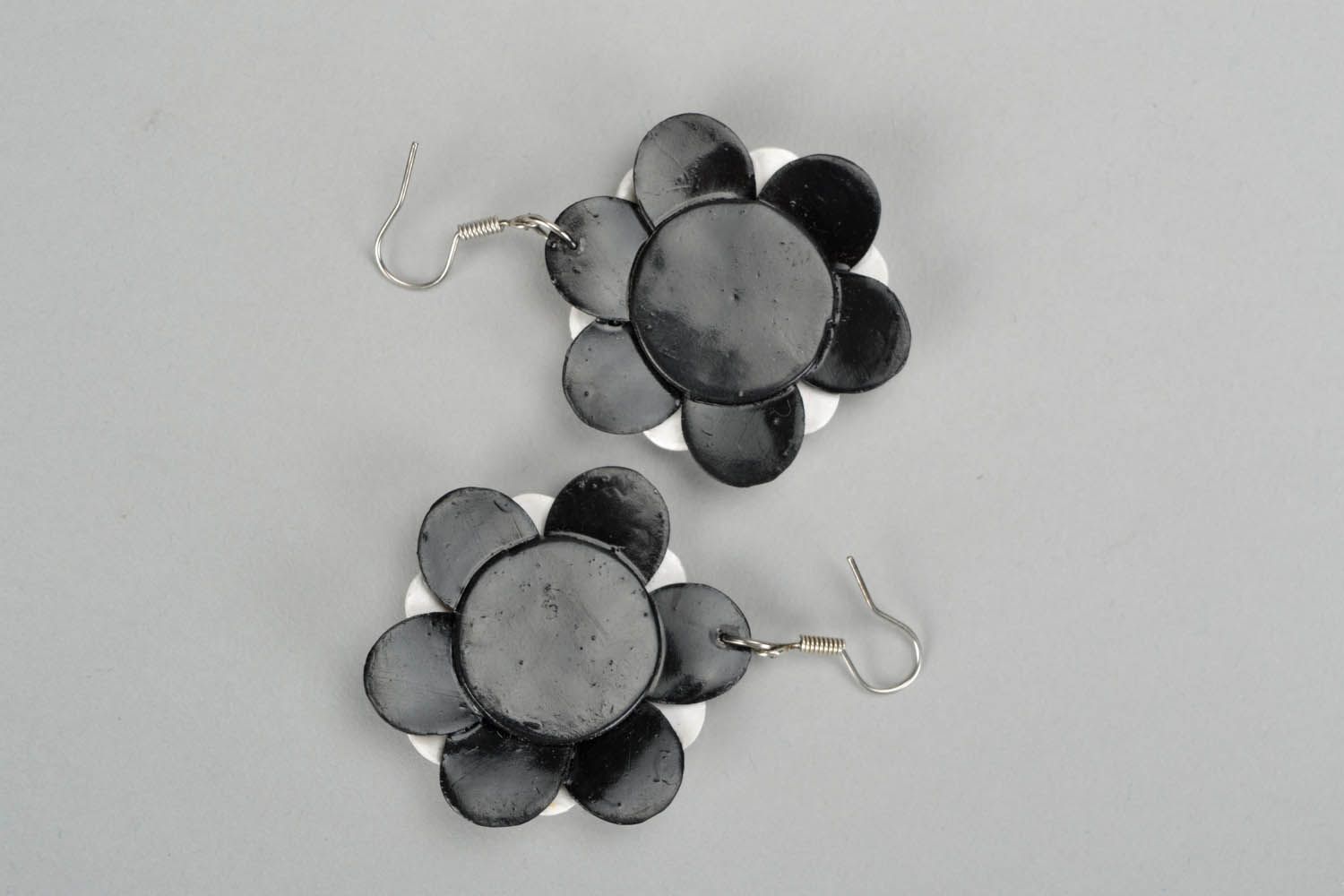 Schwarz-weiße Polymerton Ohrringe mit Anhängern Blumen foto 3