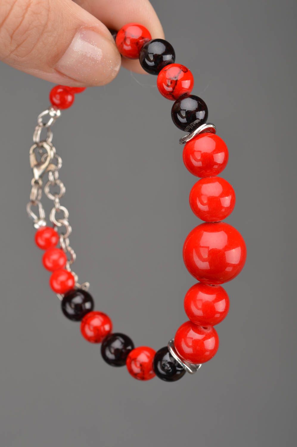Bracelet de perles fantaisie et fil de pêche noir rouge fait main marquant photo 2