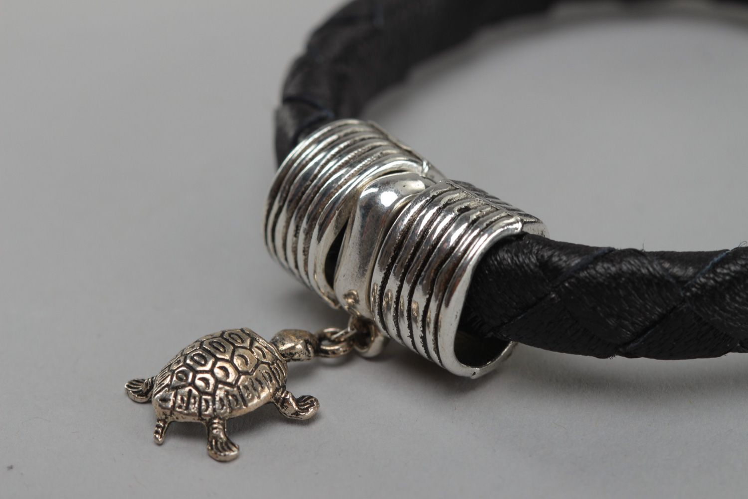 Bracelet en cuir naturel noir avec breloque métallique fait main unisexe Tortue photo 3