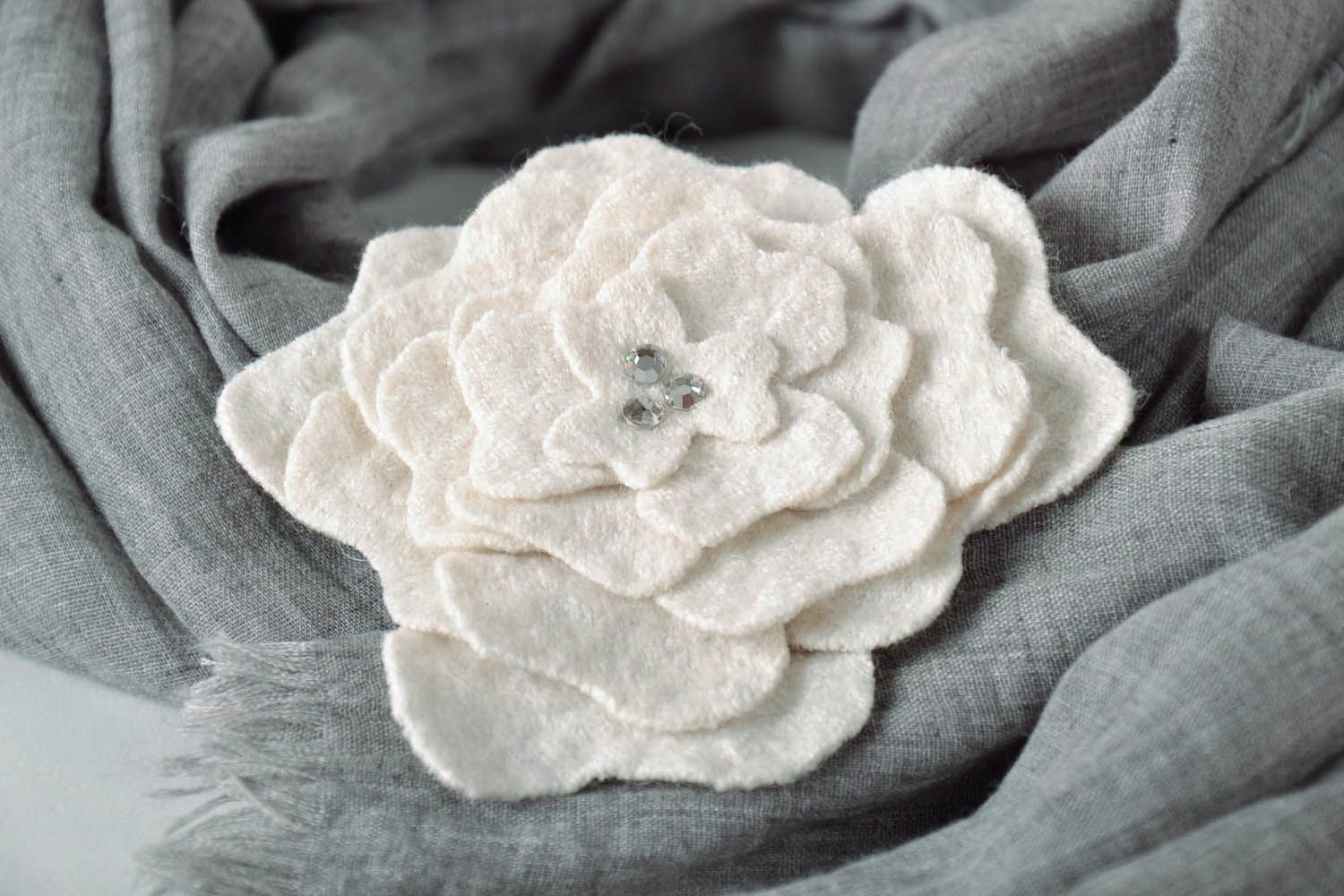 Grande broche fleur en laine Fleur blanche  photo 1