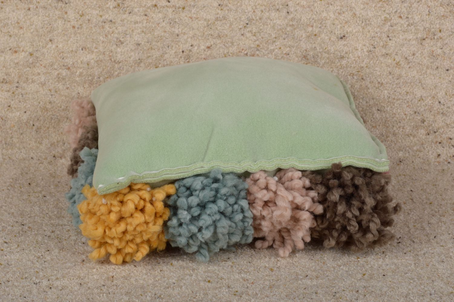 Подушка на диван хенд мейд декоративная подушка с помпонами диванная подушка фото 4