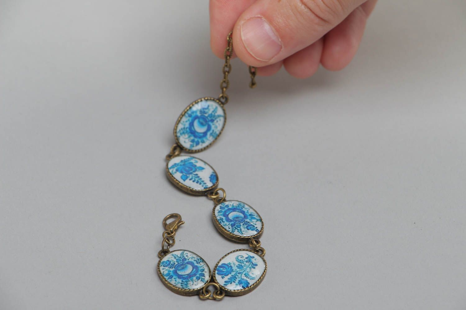 Bracelet en résine large bleu-blanc avec fleurs original fait main pour femme  photo 5