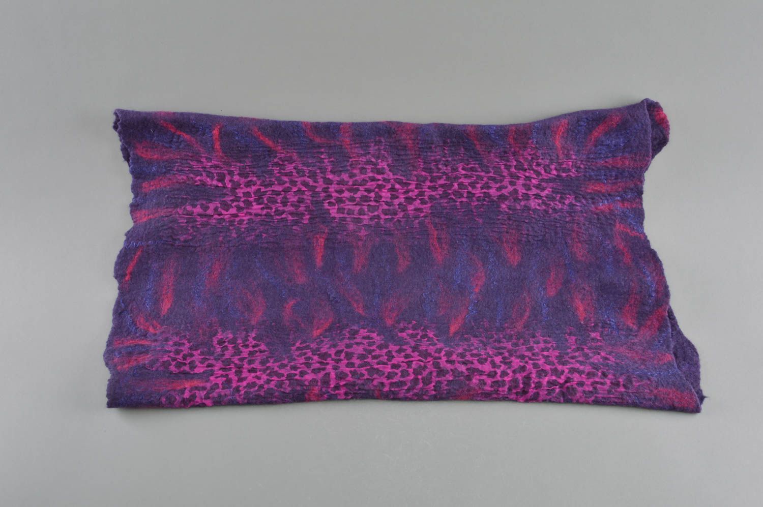 Шарф в технике валяния из шерсти и шелка фиолетовый темный стильный хэнд мейд фото 2