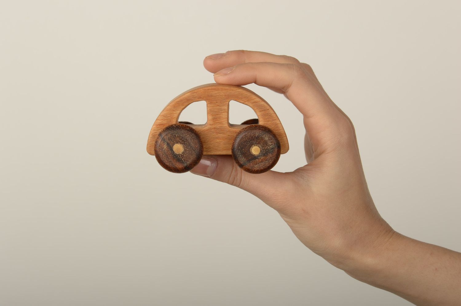 Jouet voiture en bois naturel fait main design original Cadeau pour enfant photo 1