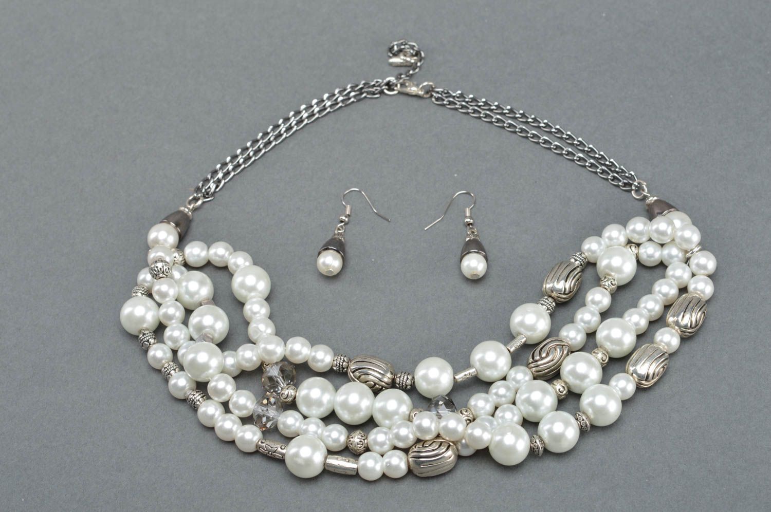 Set de boucles d'oreilles et collier faits main en fausses perles blanches  photo 5