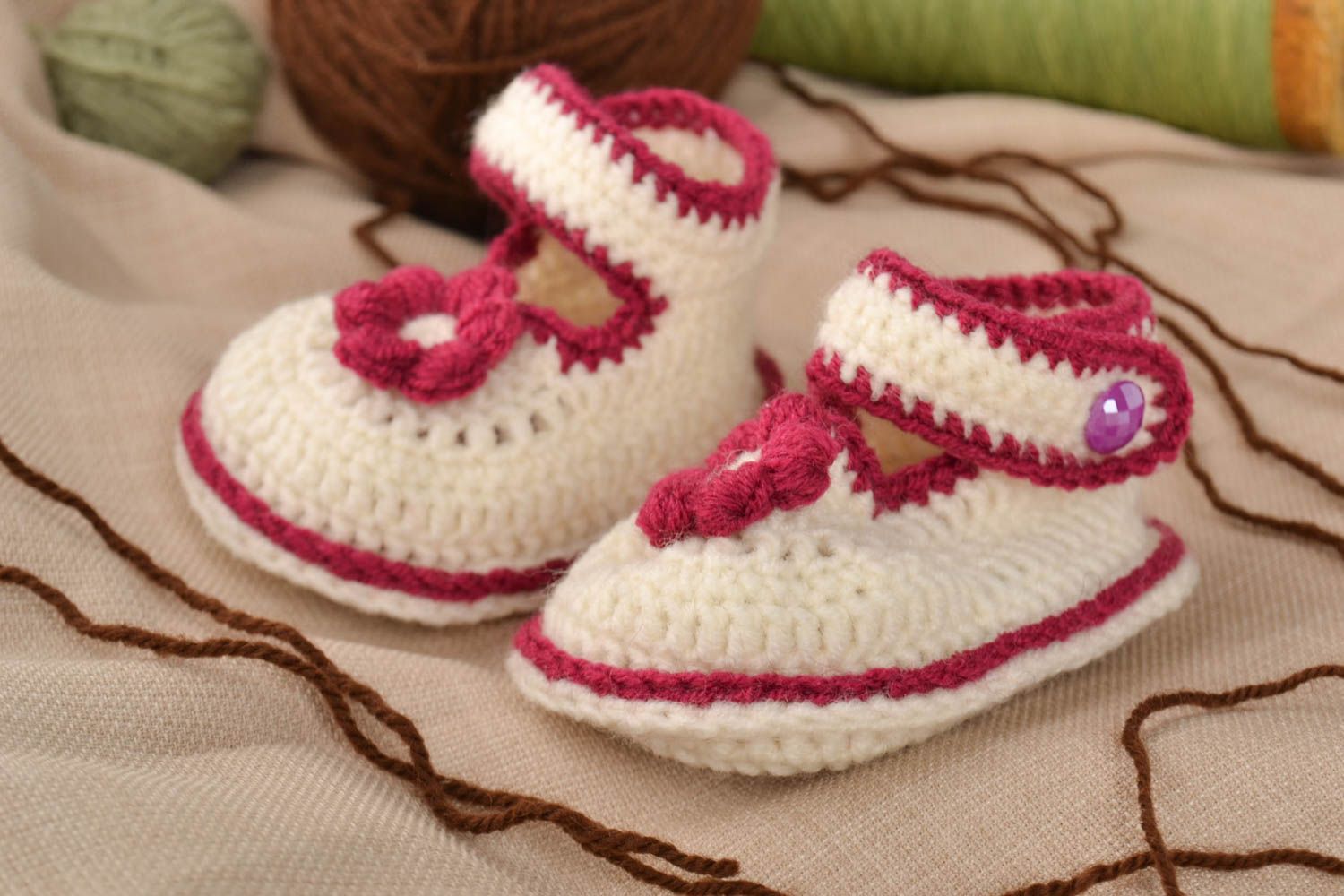 Chaussons bébé fait main au crochet en mi-laine design Chaussures bébé photo 1