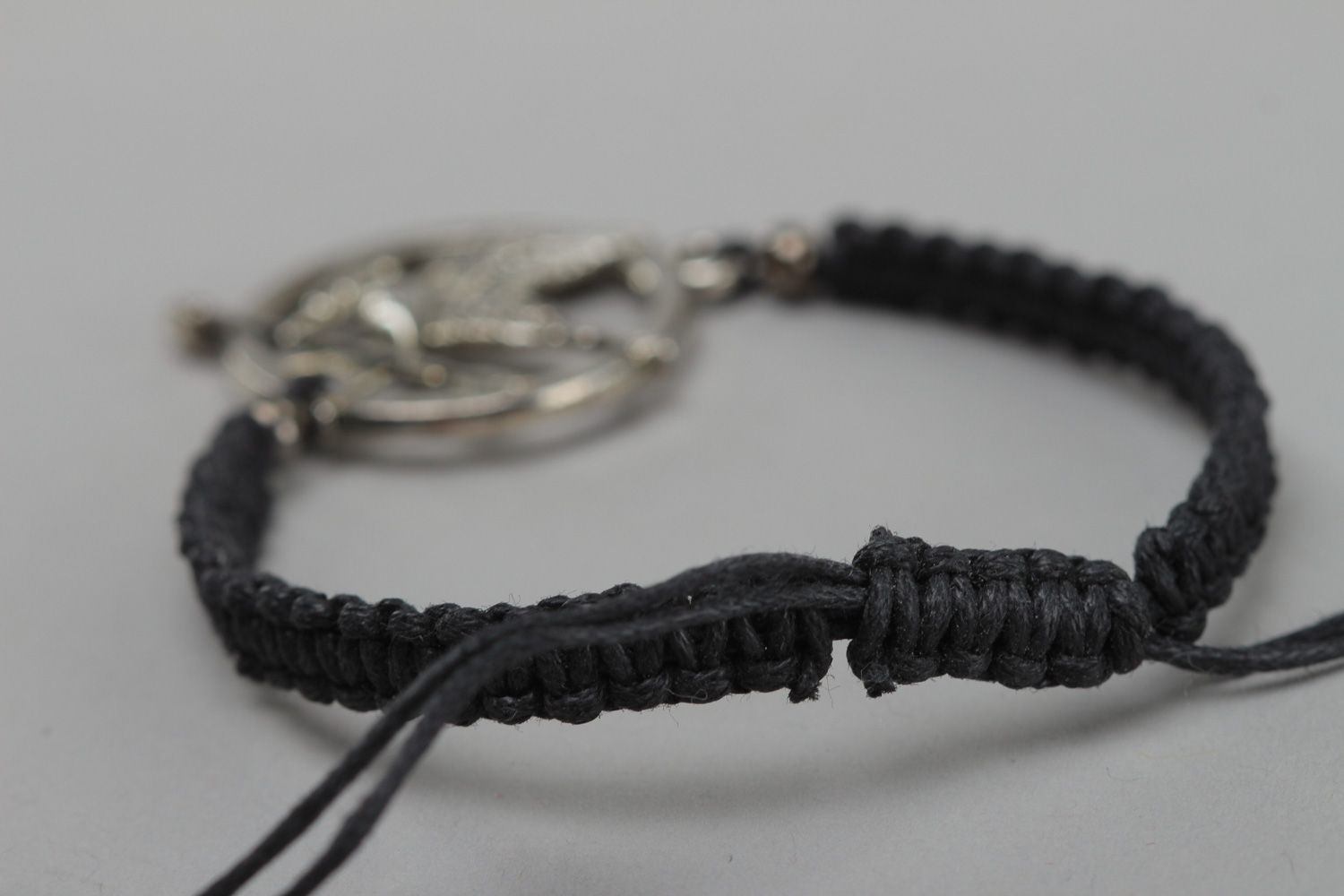 Черный браслет на руку из вощеного шнурка с металлической подвеской Сойка пересмешница фото 4