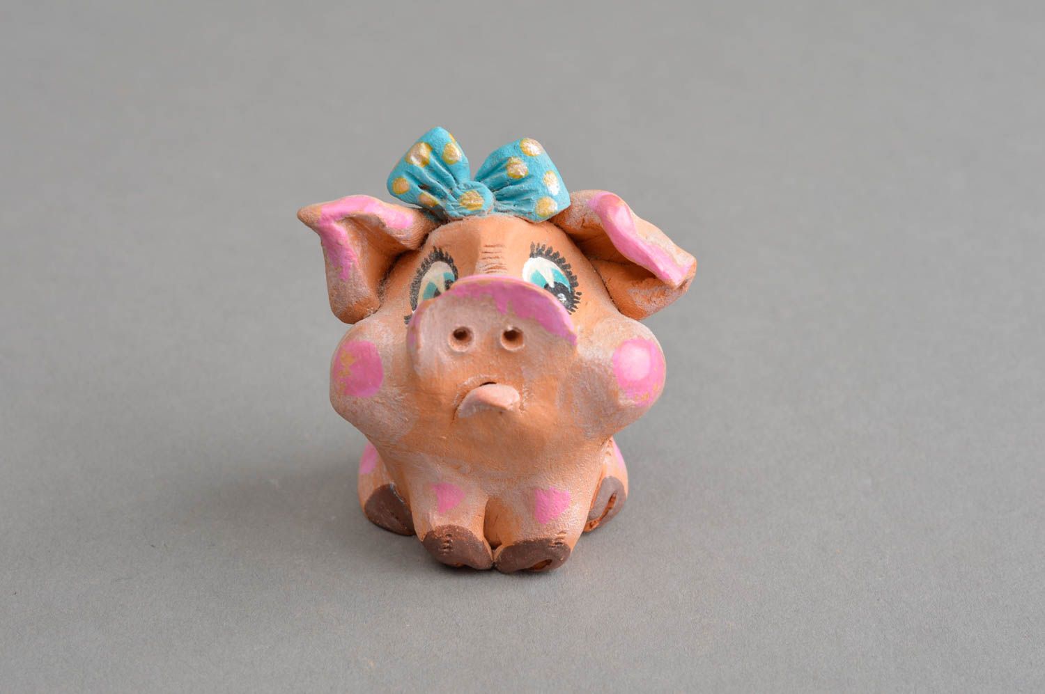 Керамический сувенир ручной работы обиженная свинка с голубым бантиком фото 2