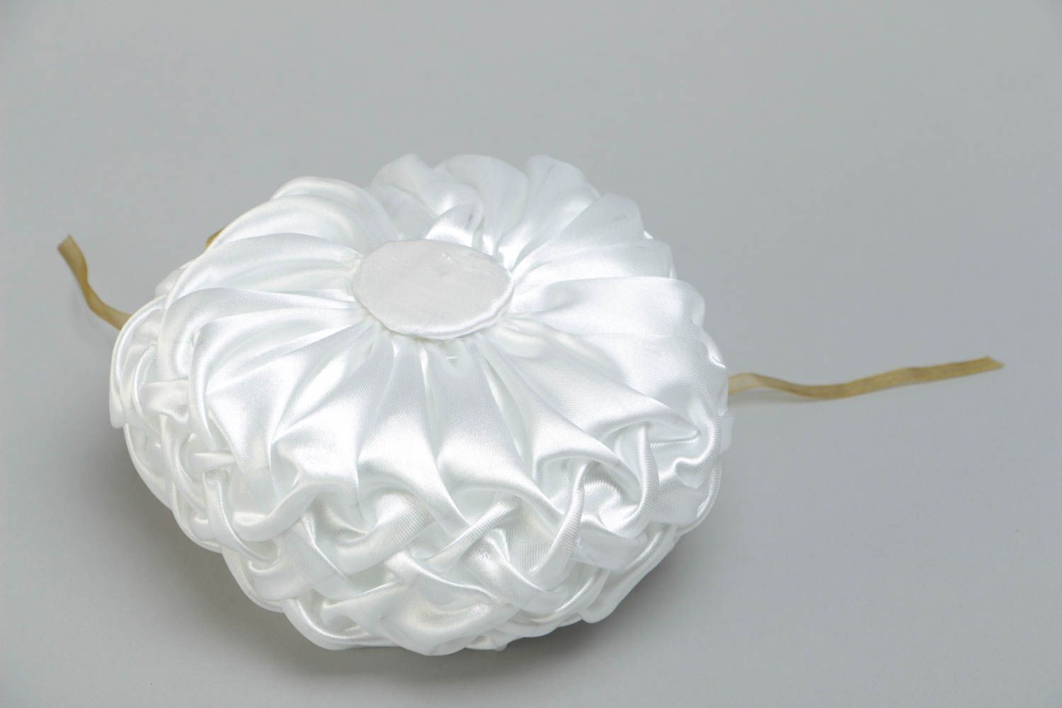 Свадебная подушечка для колец белая атласная с цветами небольшая ручной работы фото 3
