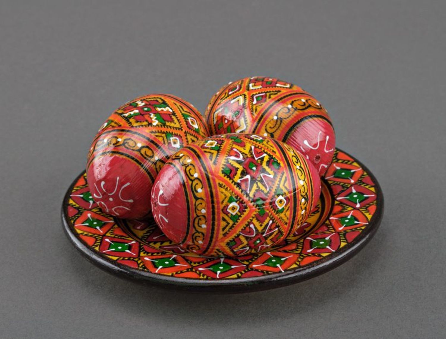 Uova decorative fatte a mano L'uovo dipinto a mano L'uovo pasquale ucraino 
 foto 2