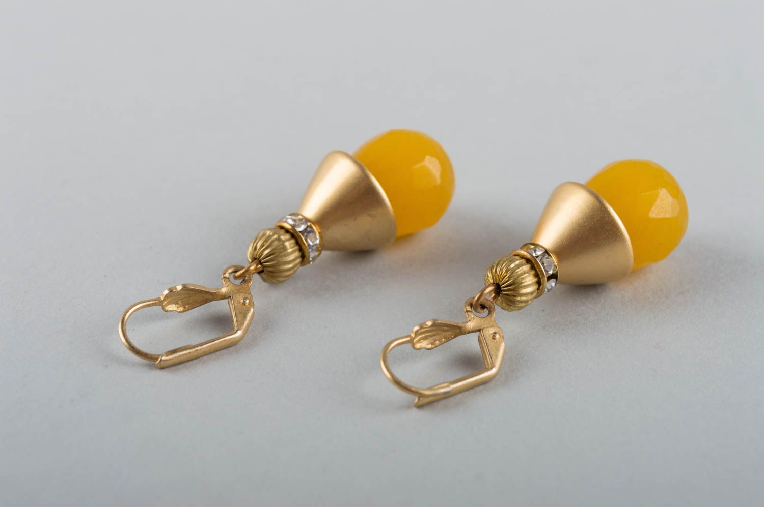 Gelbe Ohrringe mit Nephrit aus Messing klein schön handgemacht künstlerisch foto 4