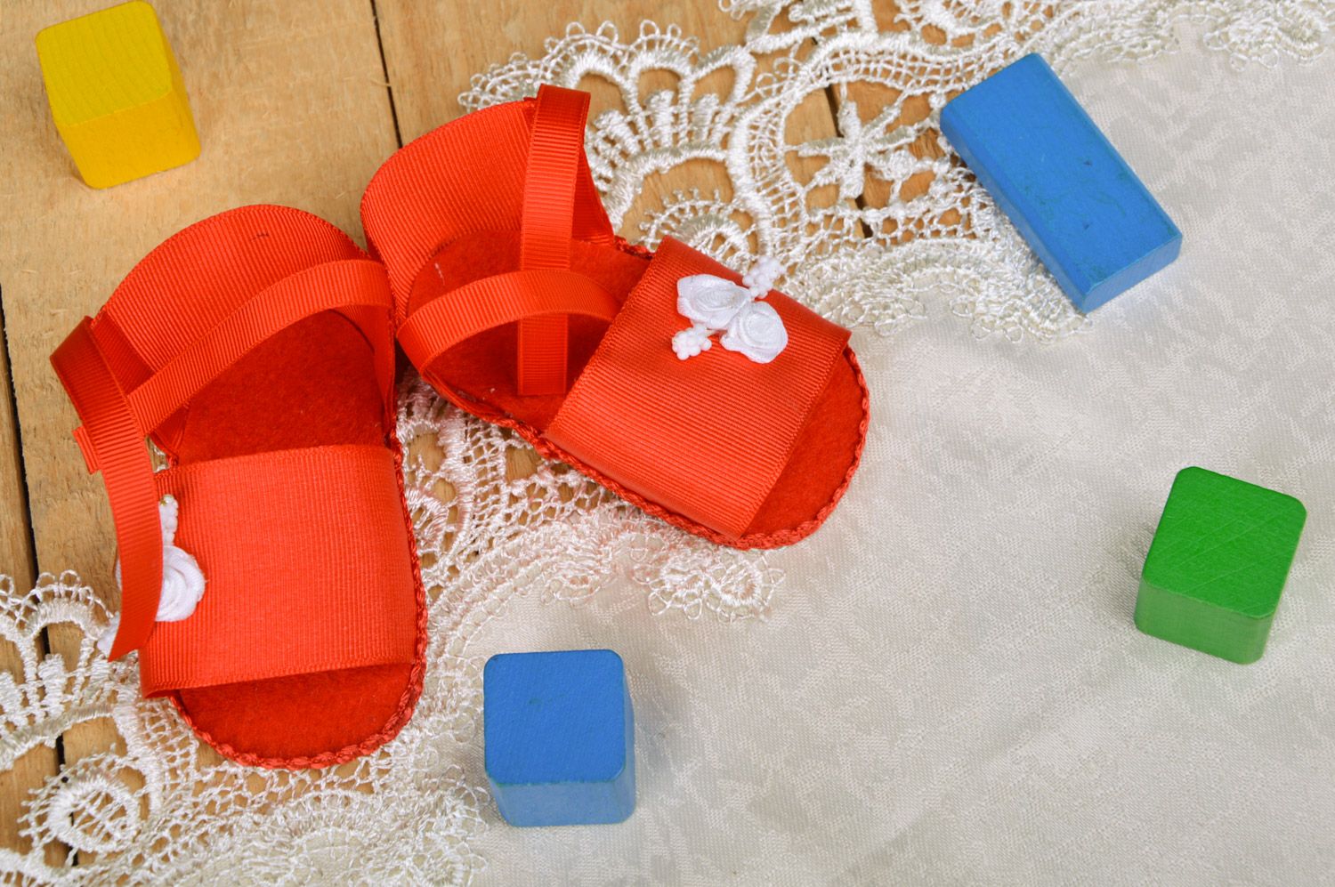 Schöne leichte rote Sandalen aus Filz und Rips für Mädchen Handarbeit  foto 1