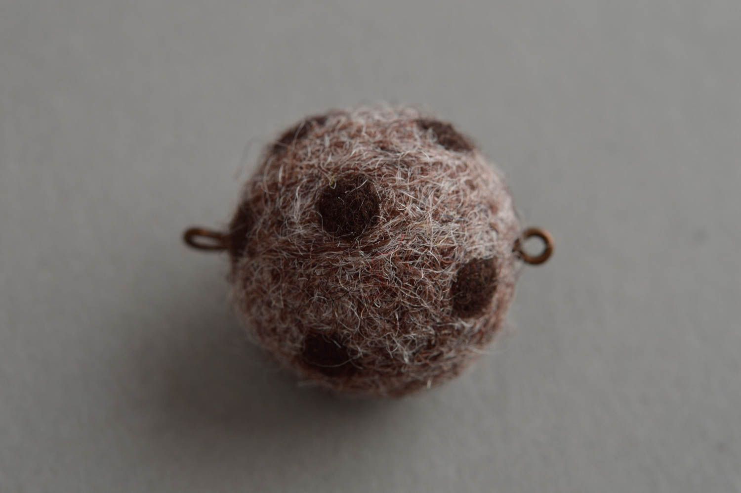 Pendentif boule marron sans chaîne fait main en laine technique de feutrage photo 4
