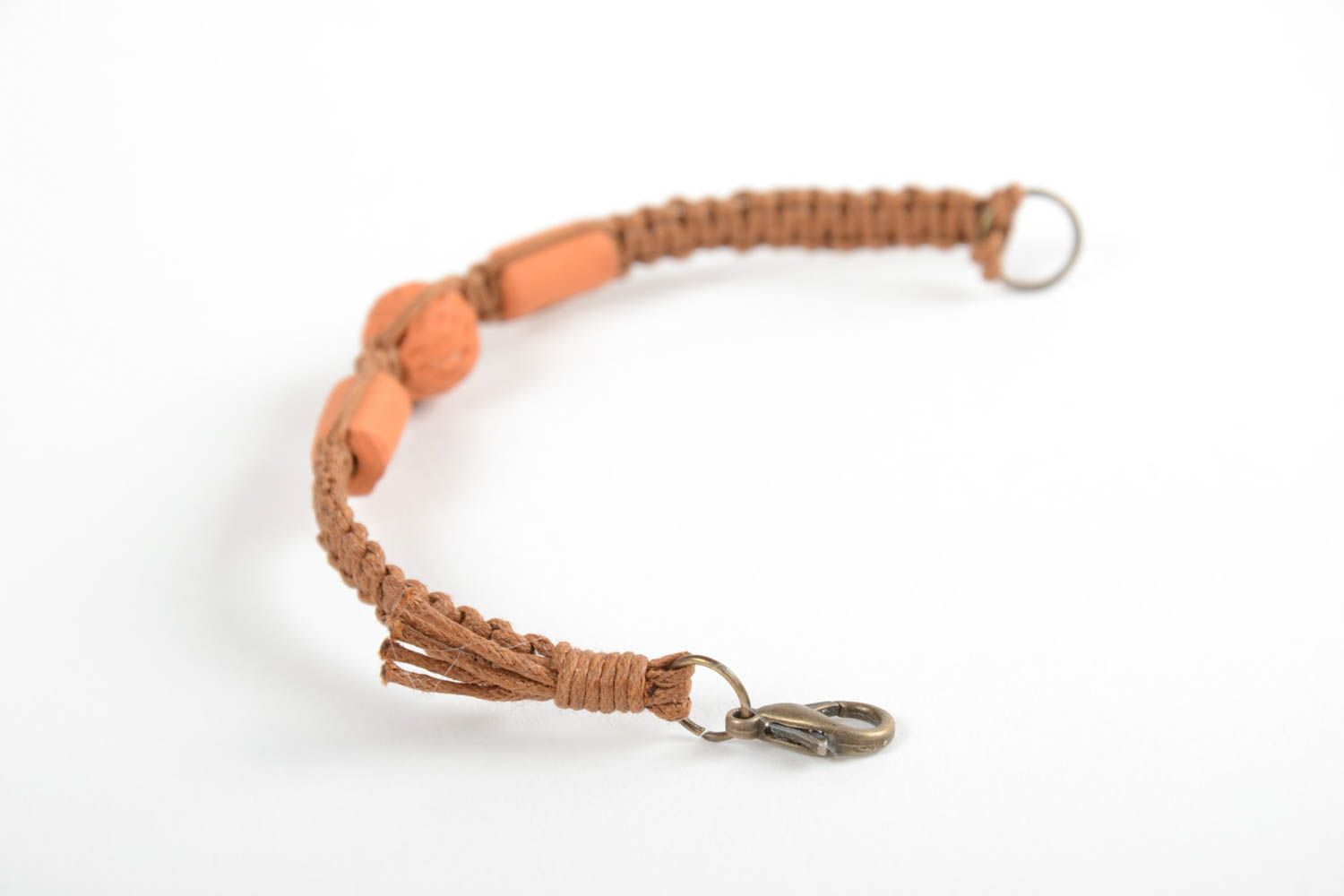 Плетеный браслет из вощеного шнура с бусинами коричневый аксессуар ручной работы фото 4