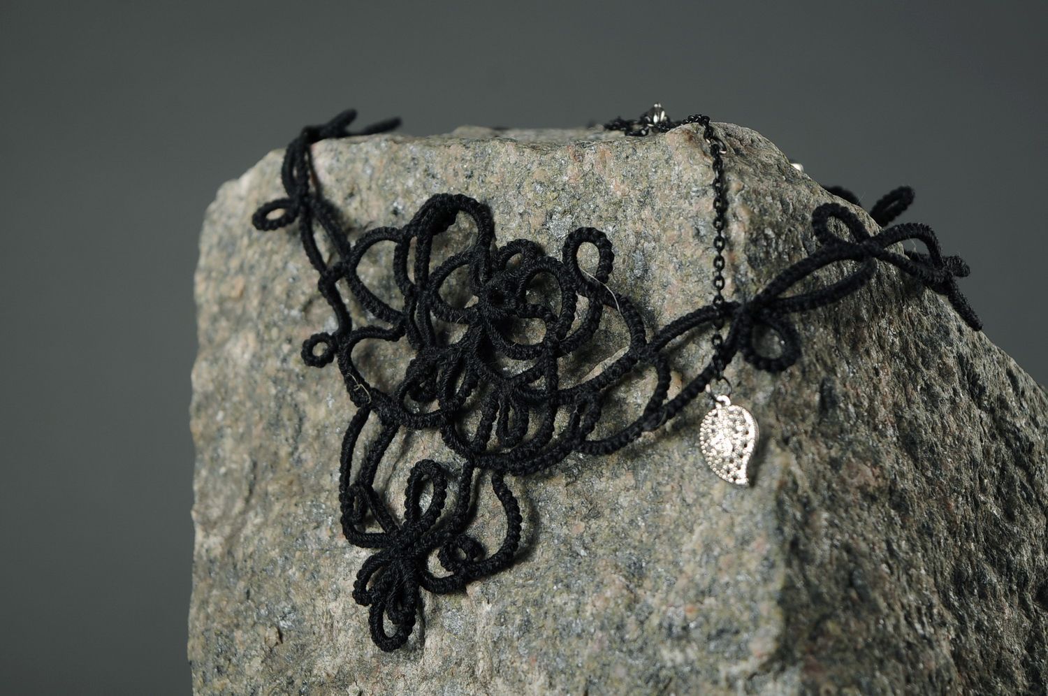 Schwarze Halskette, gestrickt foto 3