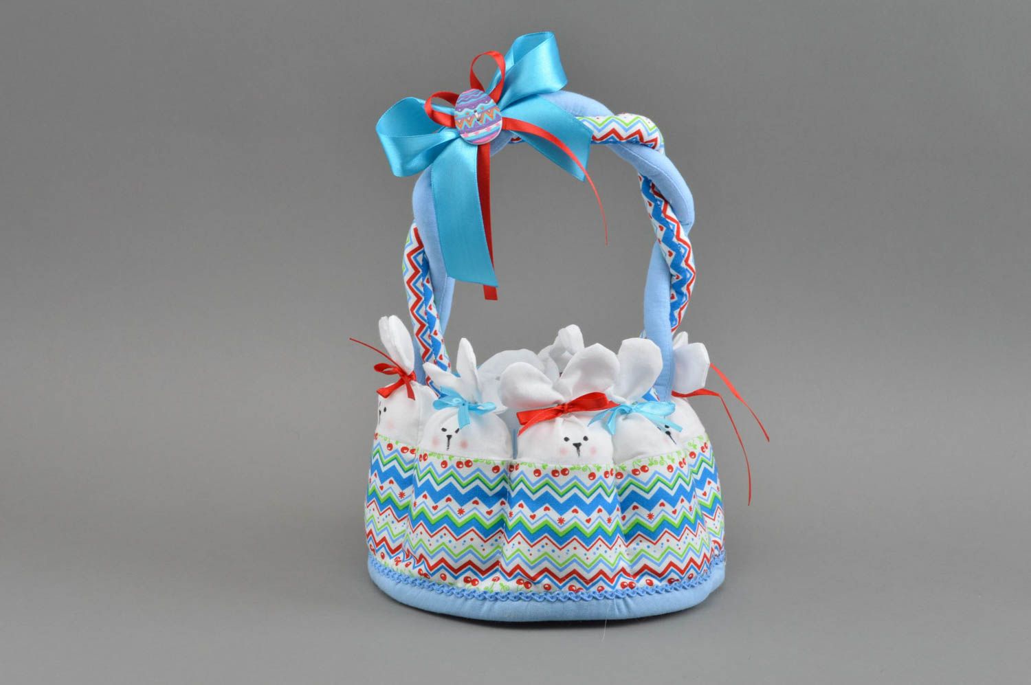 Мягкая пасхальная корзина с кроликами и бантом ручной работы тканевая красивая фото 2