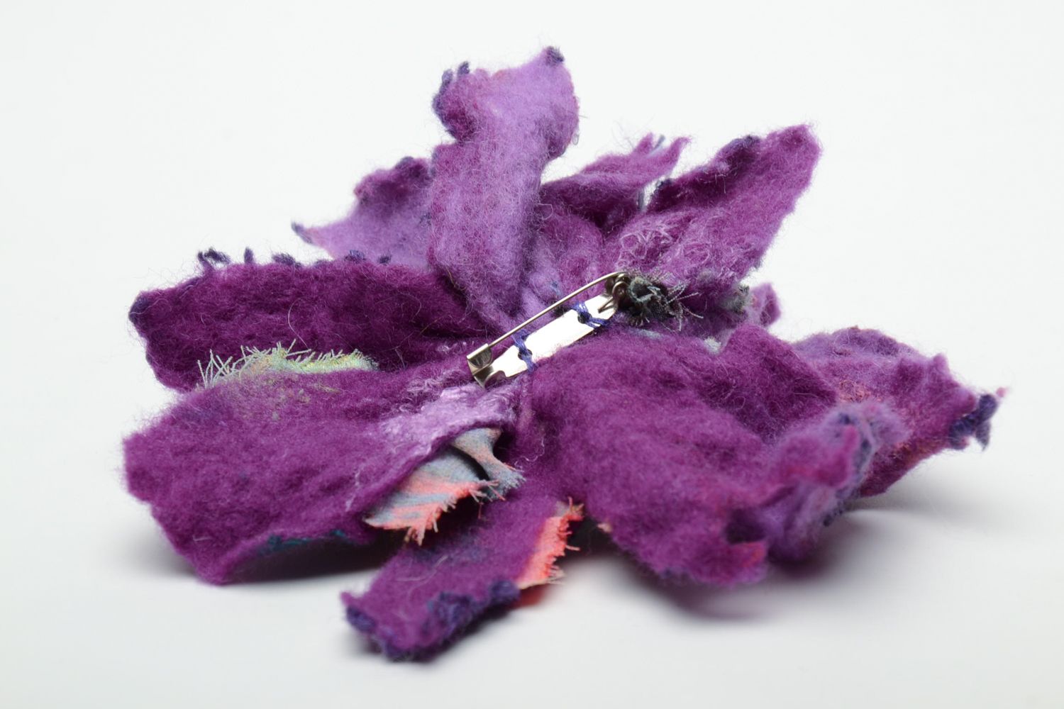 Брошь в технике валяния из шерсти в виде фиолетового цветка фото 5