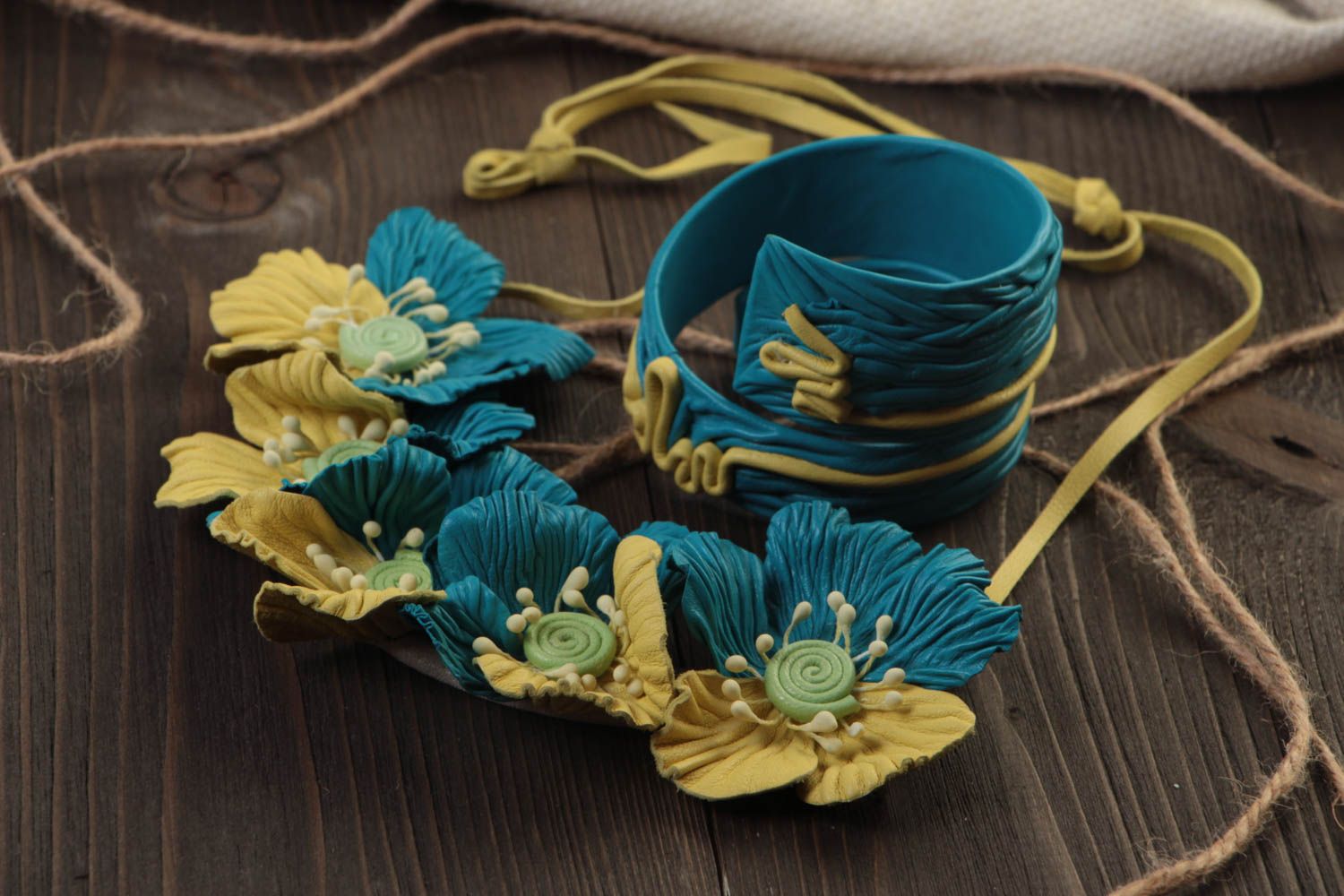 Set de bijoux en cuir naturel drapé faits main bracelet et collier bleu jaune photo 1