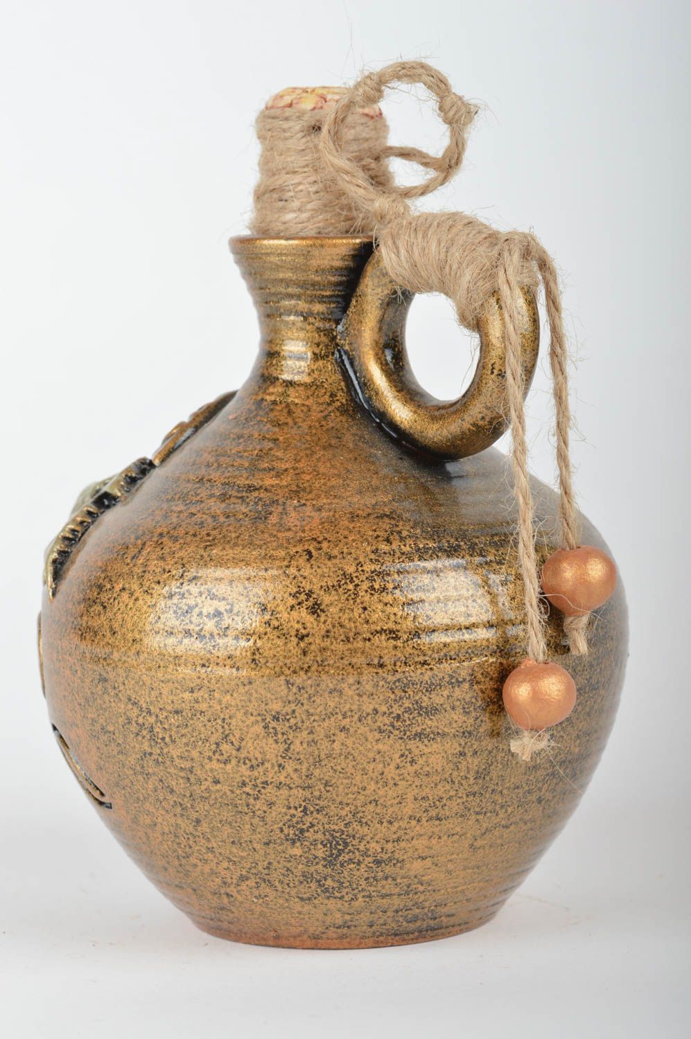 Botella cerámica para vino con corcho hecha a mano decorada con moldura foto 5