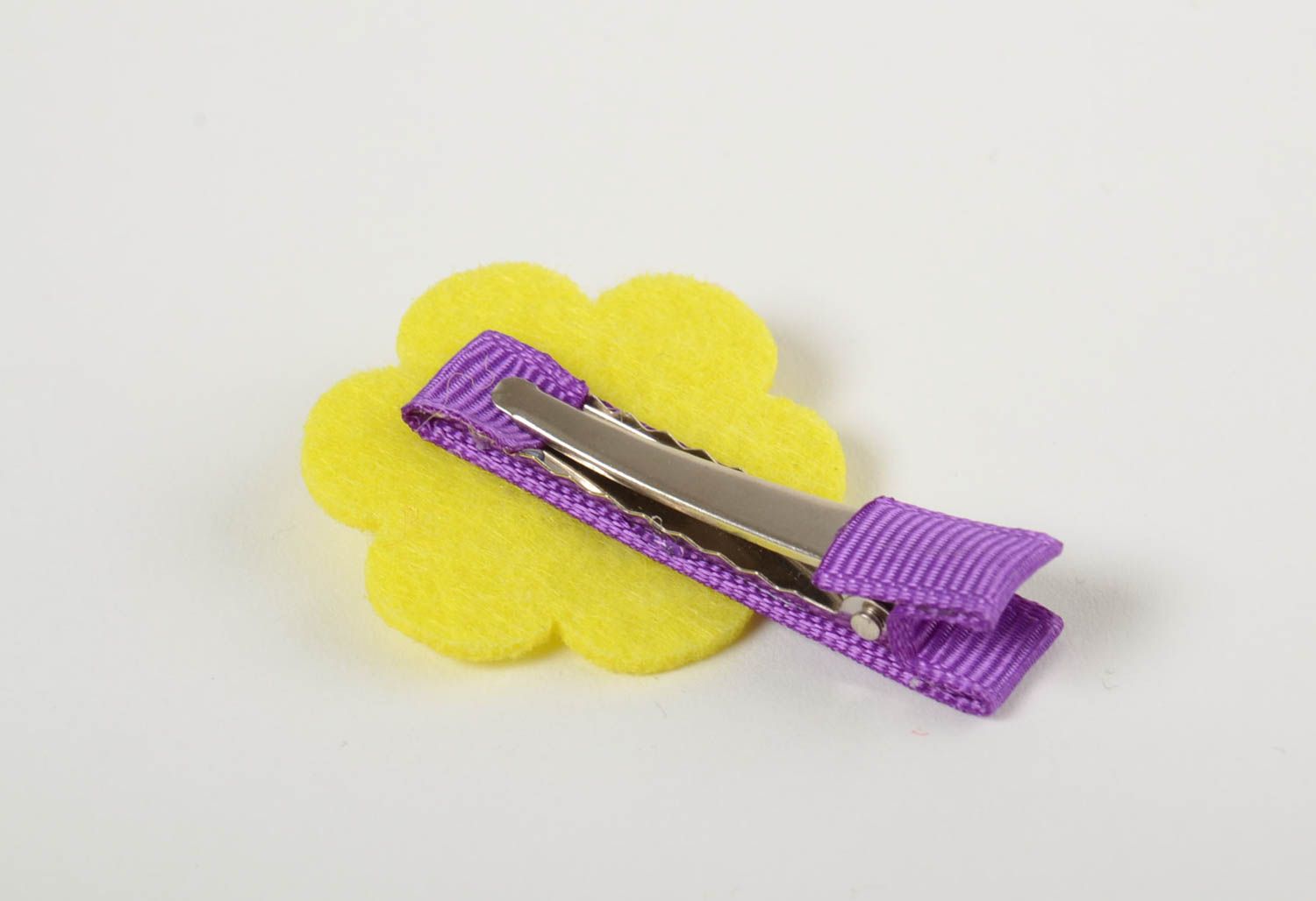 Заколка цветочек для волос ручной работы для девочки фиолетовая с желтым фото 3