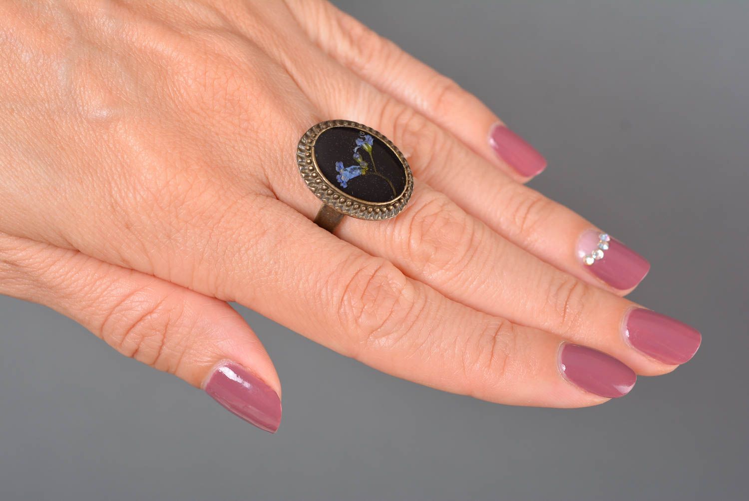 Кольцо ручной работы женское кольцо украшение из эпоксидной смолы круглое фото 3