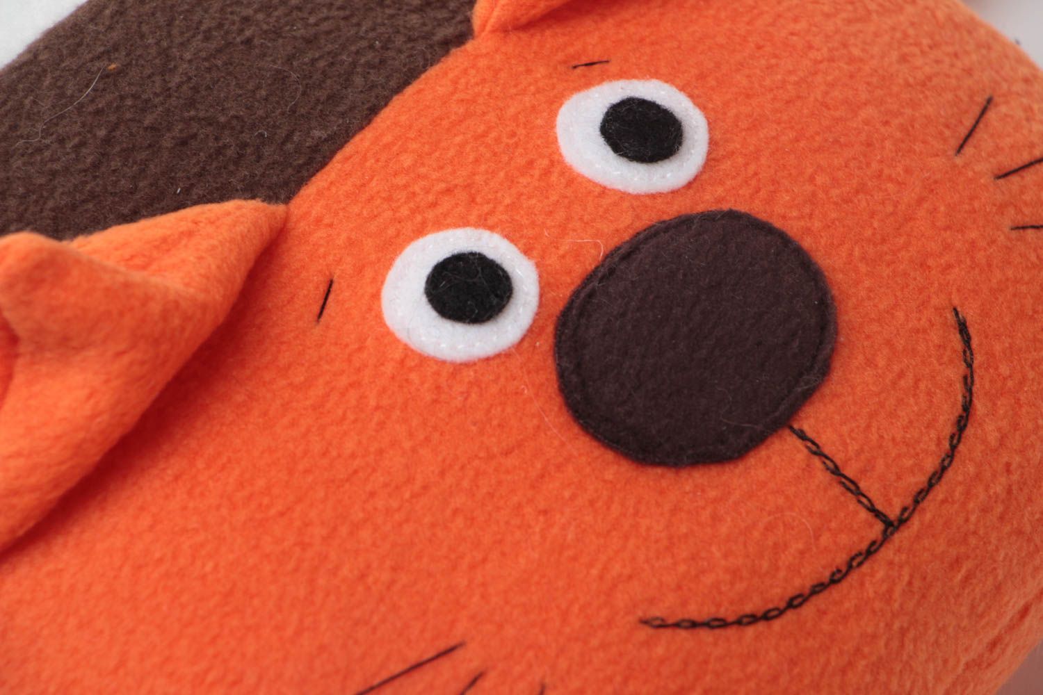 Игрушка подушка для ребенка в виде кота оранжевая с полосками ручная работа фото 4