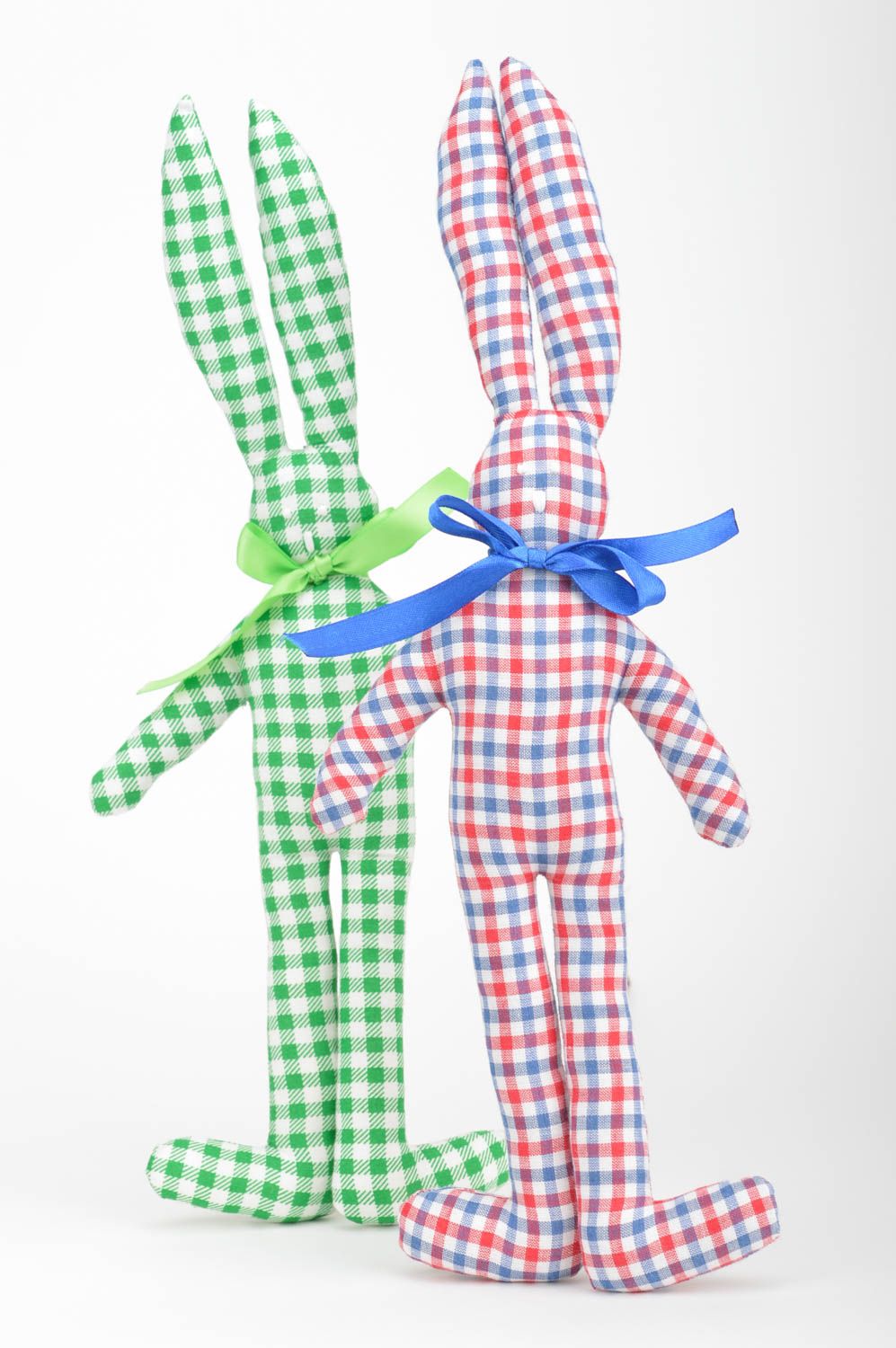 Dos juguetes de tela de algodón artesanales para niños y para decoración Liebres foto 2