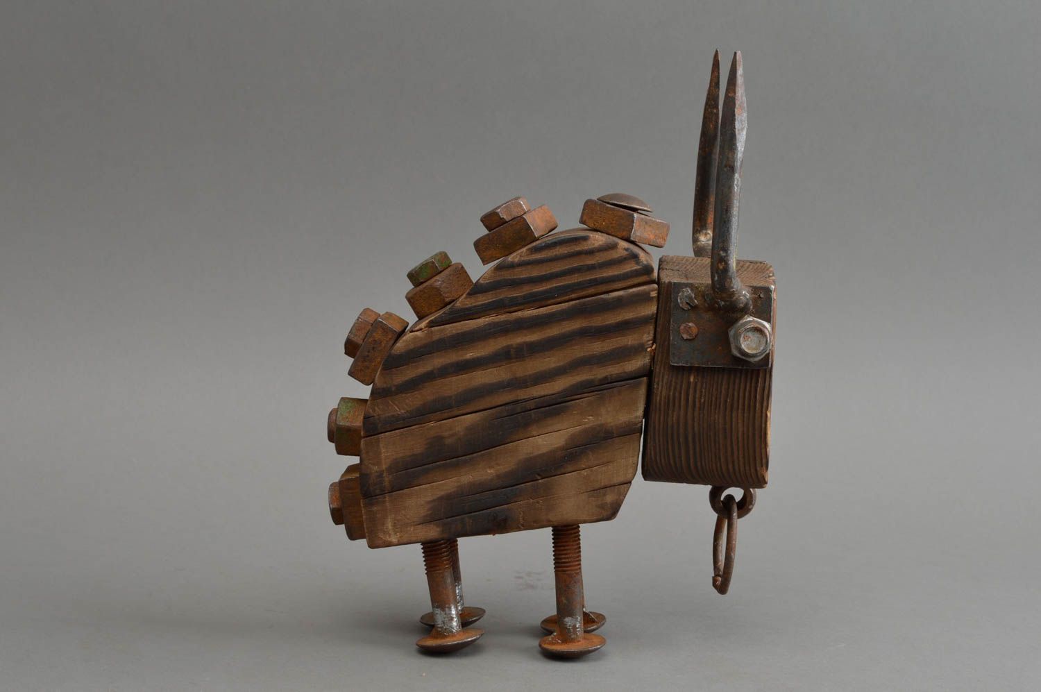 Kleine originelle Deko Statuette aus Holz und Metall künstlerische Handarbeit foto 3