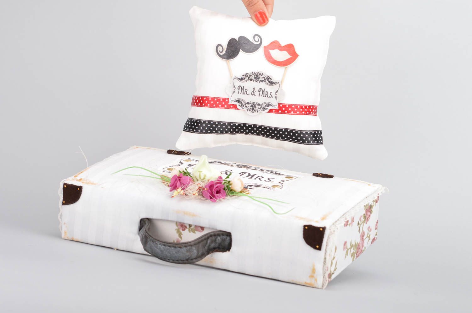 Свадебная подушечка для колец и декоративный чемодан набор из 2 изделий хэндмэйд фото 3
