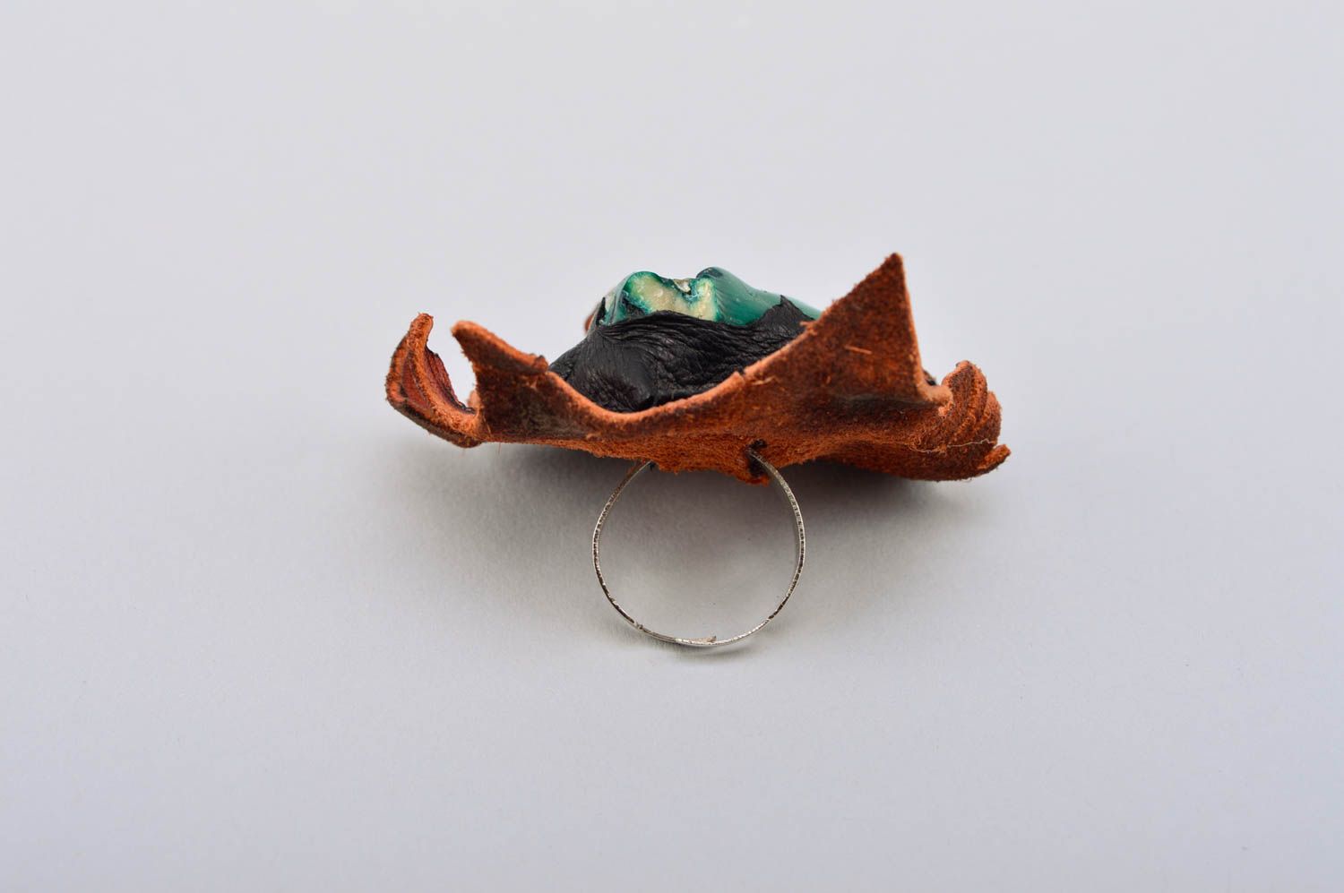 Кольцо ручной работы кольцо из кожи украшение из кожи с кораллом красивое фото 5