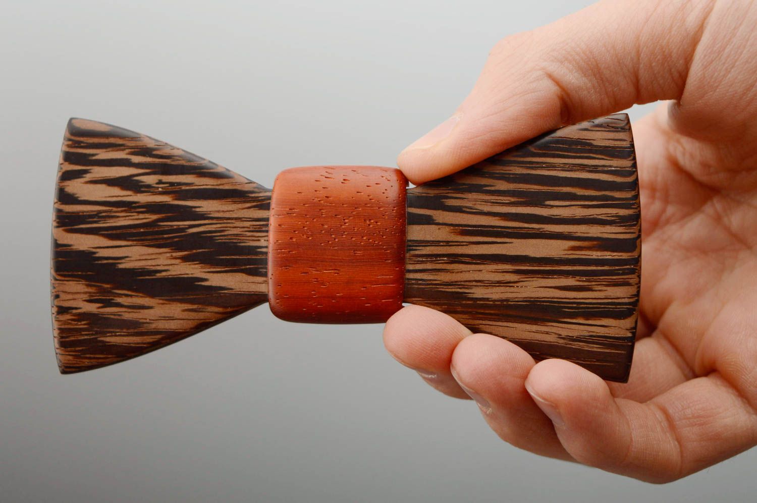 Деревянный галстук-бабочка из венге фото 4
