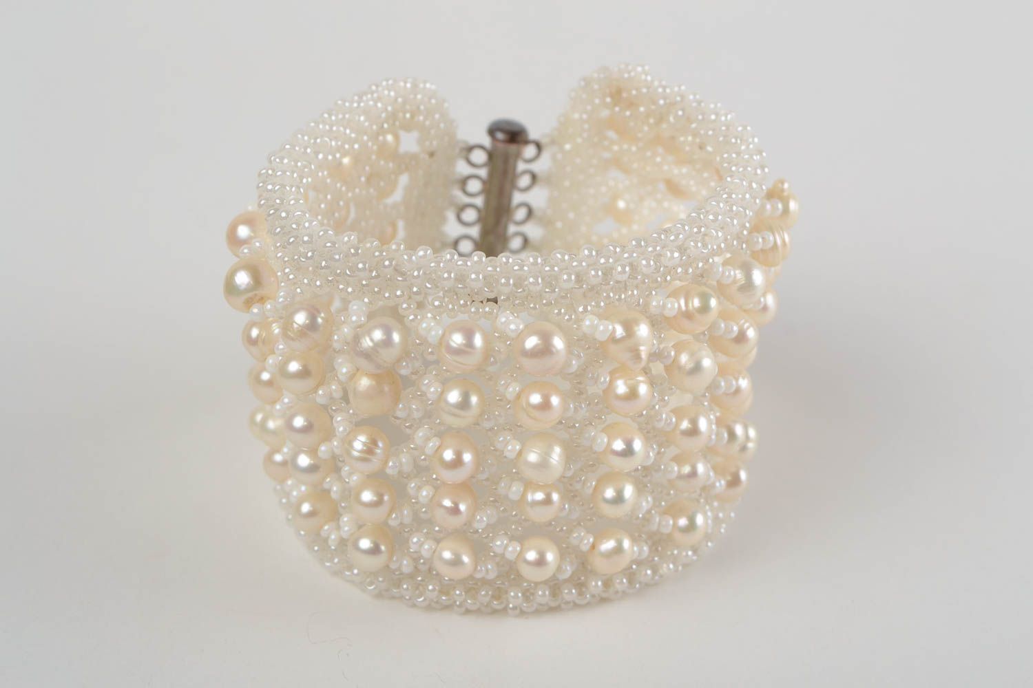 Large bracelet en perles de rocaille et perles d'eau douce blanc fait main photo 4