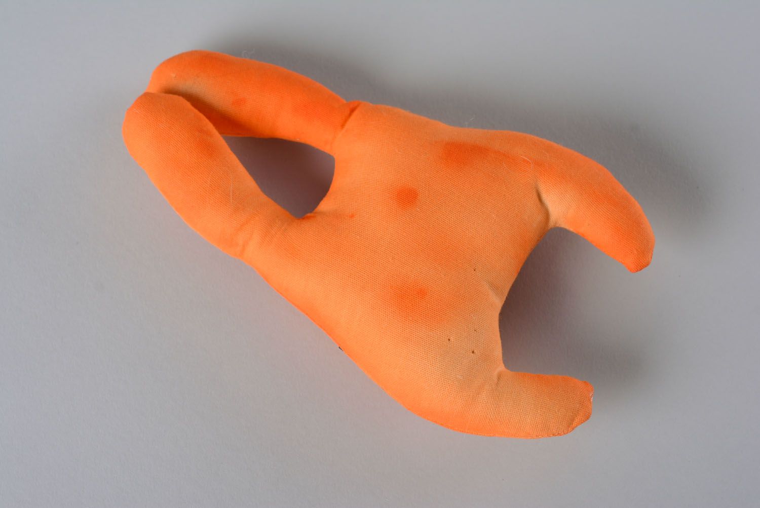 Brinquedo macio feito à mão de barbante Lebre cor de laranja foto 3