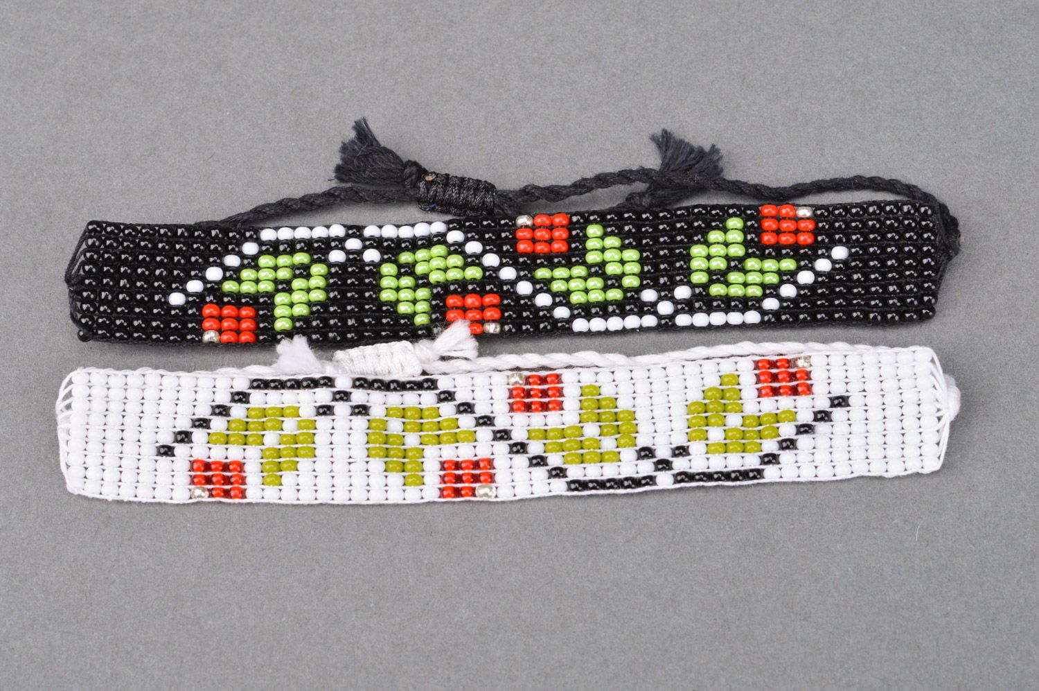 Deux bracelets de perles de rocaille blanc et noir motif floral faits main photo 5