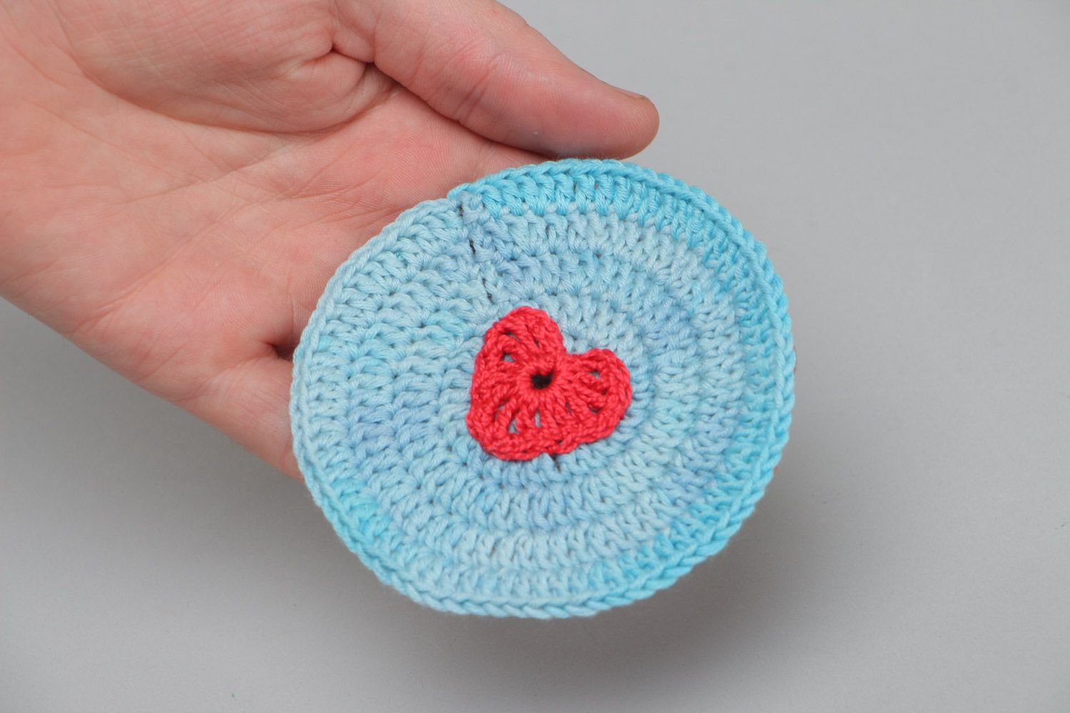 Dessous-de-verre tricoté au crochet en coton bleu avec cœur rouge fait main photo 5