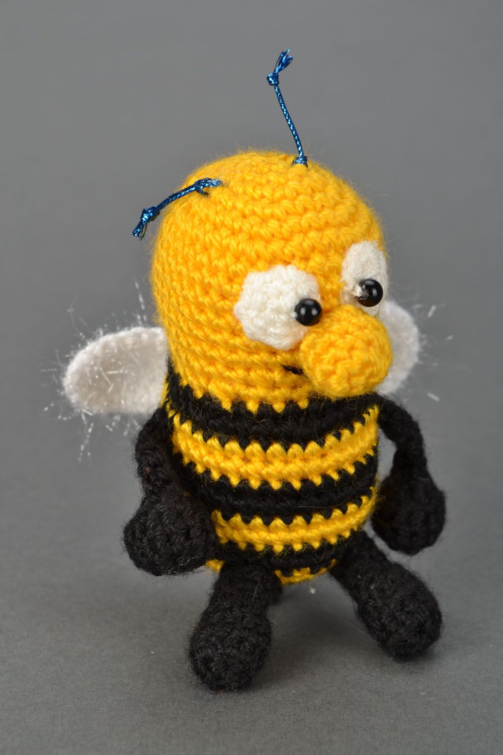 Мягкая игрушка связанная крючком Пчелка фото 1