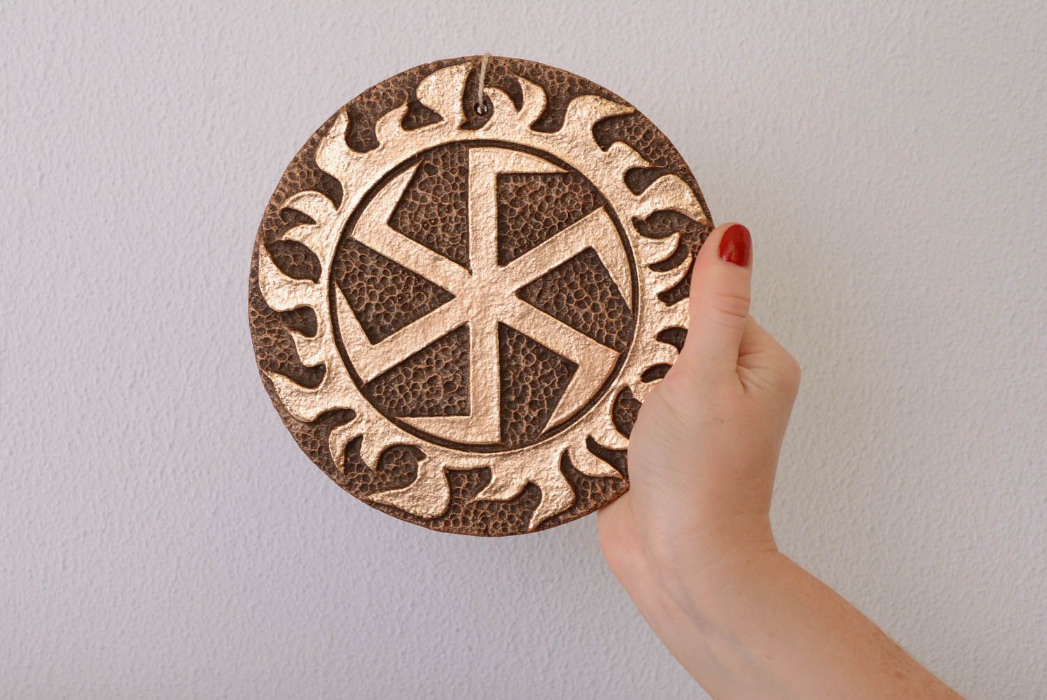 Prato de argila feito à mão pingente de parede para decoração do interior em estilo étnico Gromovik foto 4