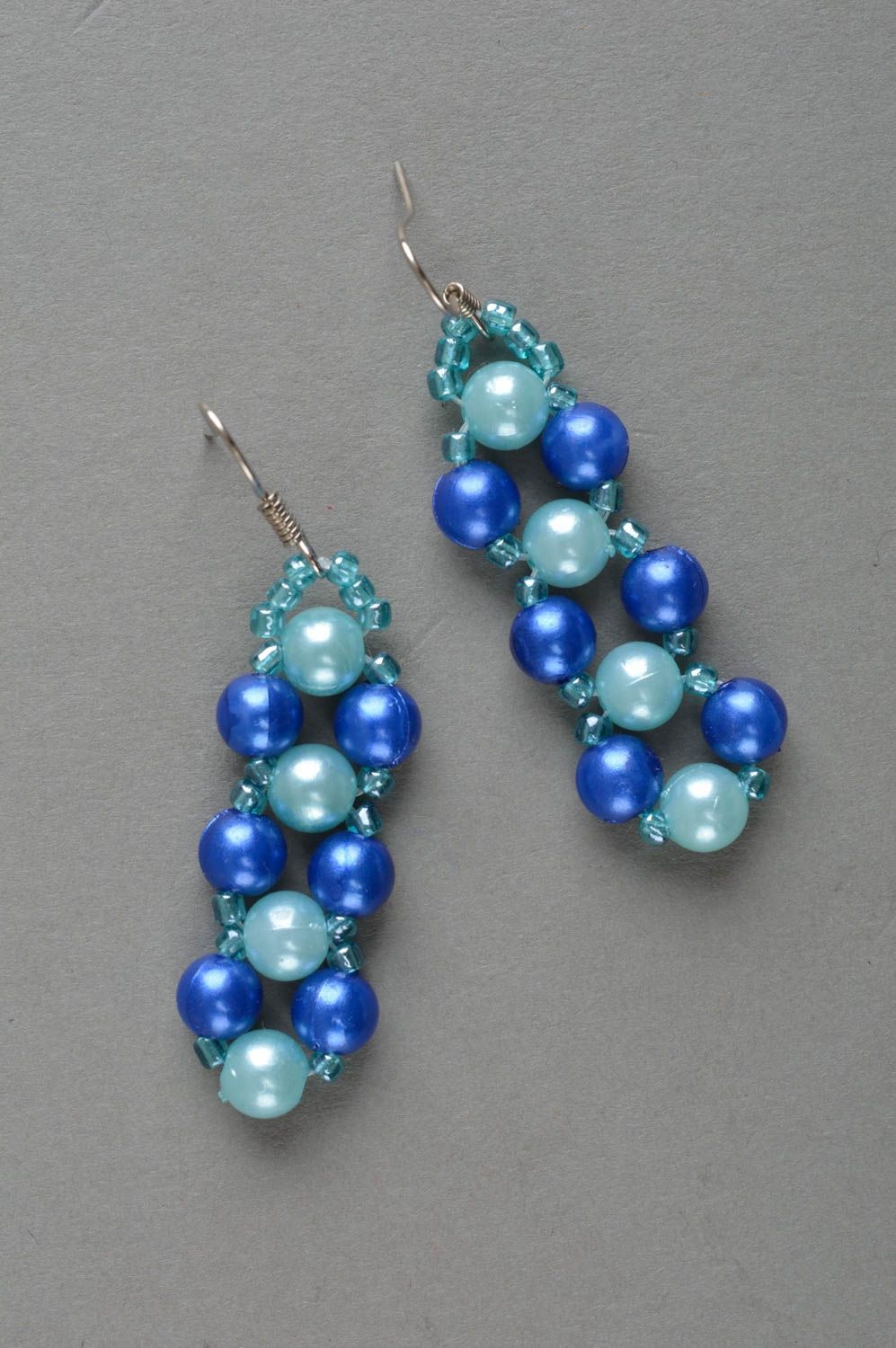 Handmade Ohrringe aus Glasperlen und Perlmutt Kugeln für Kleid in blauem Farbton foto 2