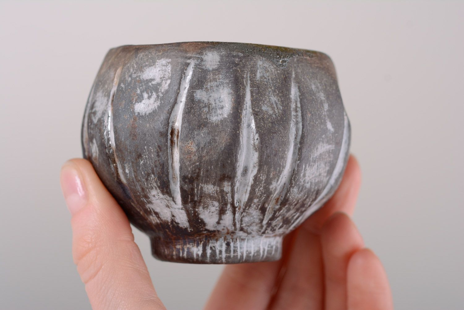 Taza original decorada de cerámica hecha a mano sin asa de tostación reductora foto 4