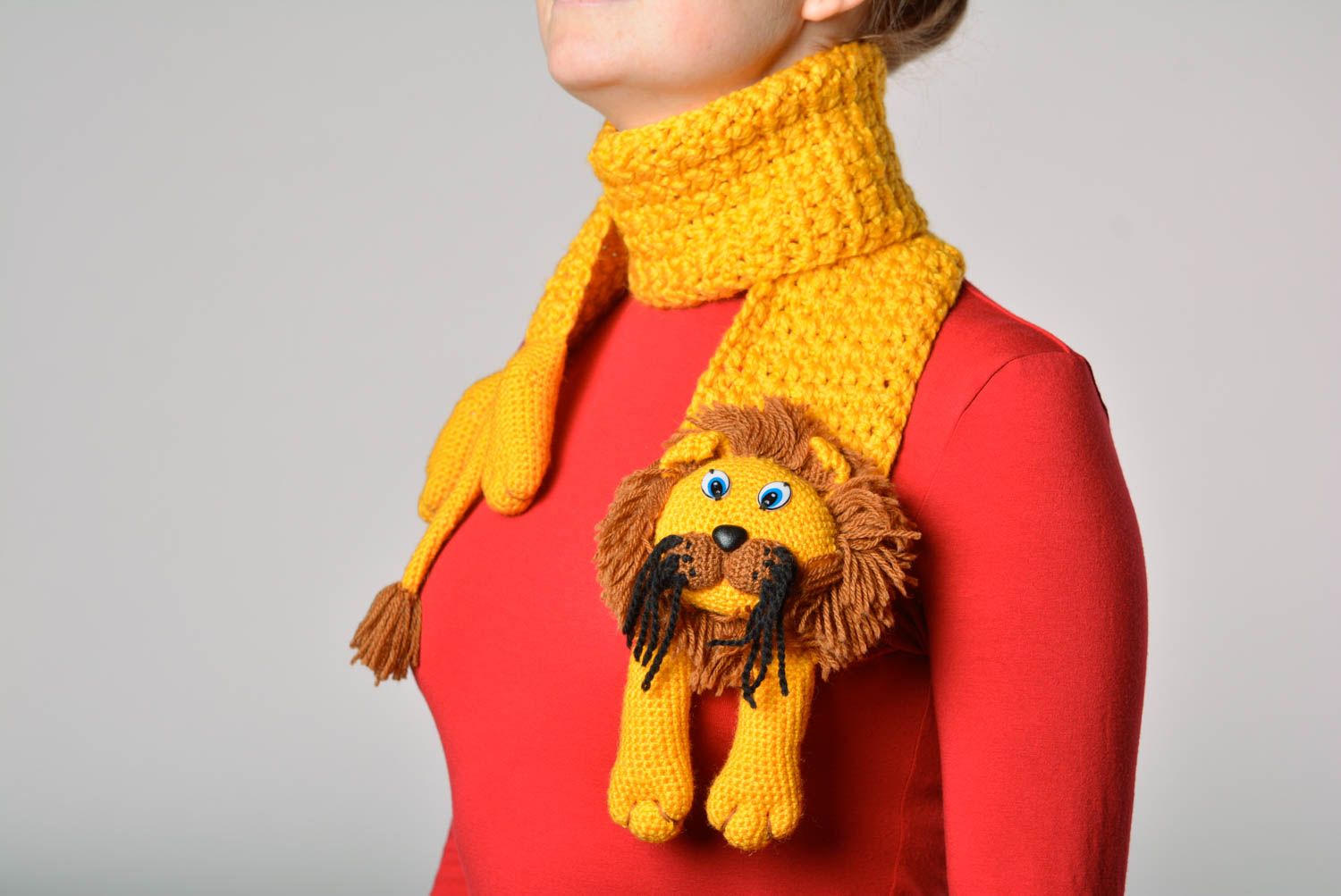 Écharpe tricot Vêtement enfant fait main au crochet jaune lion Cadeau original photo 2