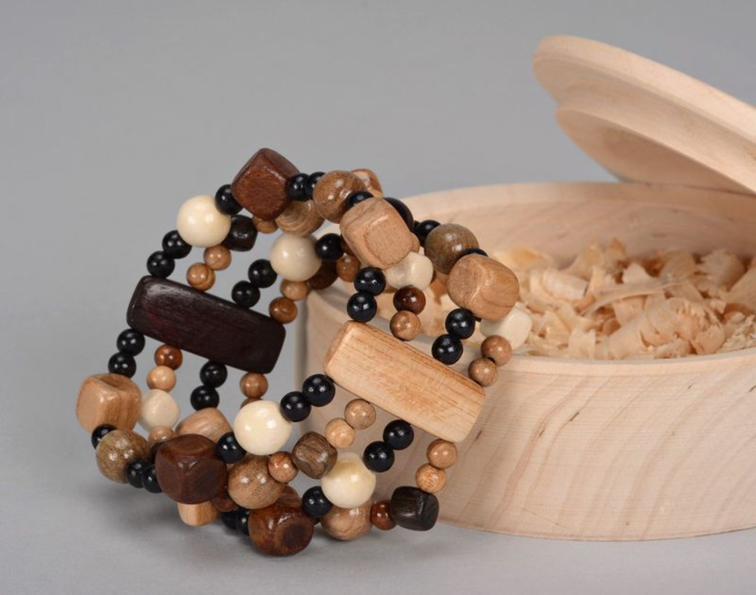 Bracelet manchette en perles de bois photo 2
