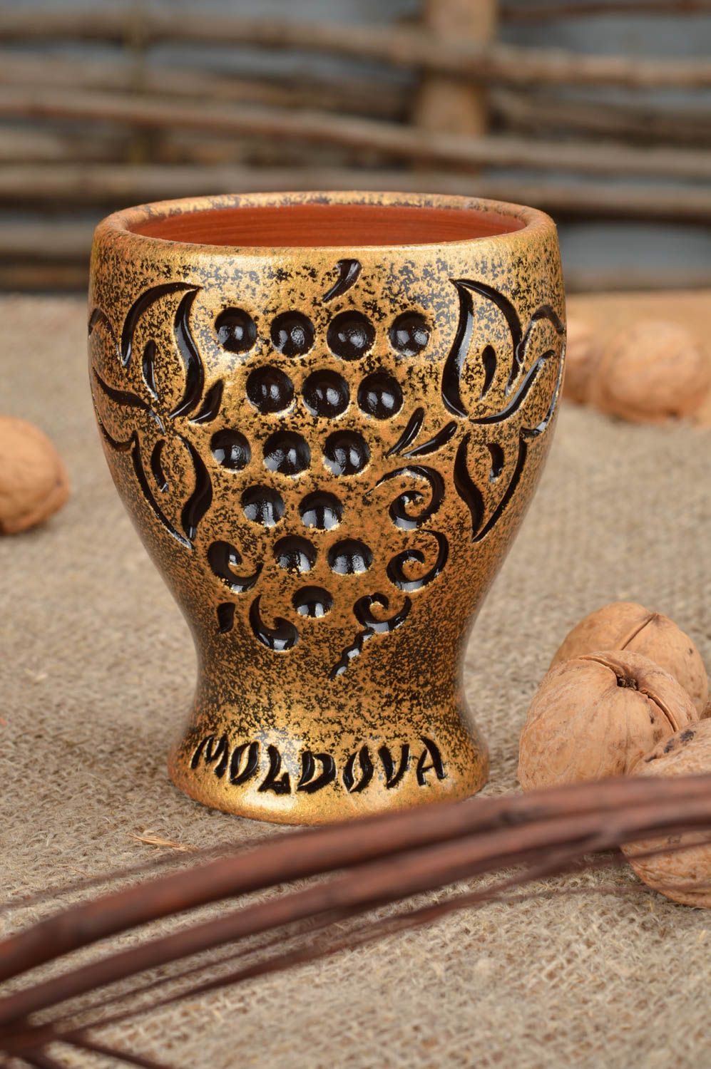 Глиняный бокал окрашенный под золото оригинальный винный ручной работы на 150 мл фото 1