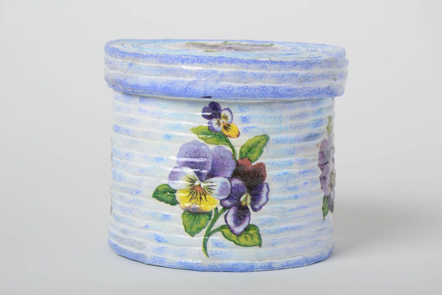 Boîte à bijoux ronde bleue faite main en tubes de papier serviettage avec fleurs photo 2