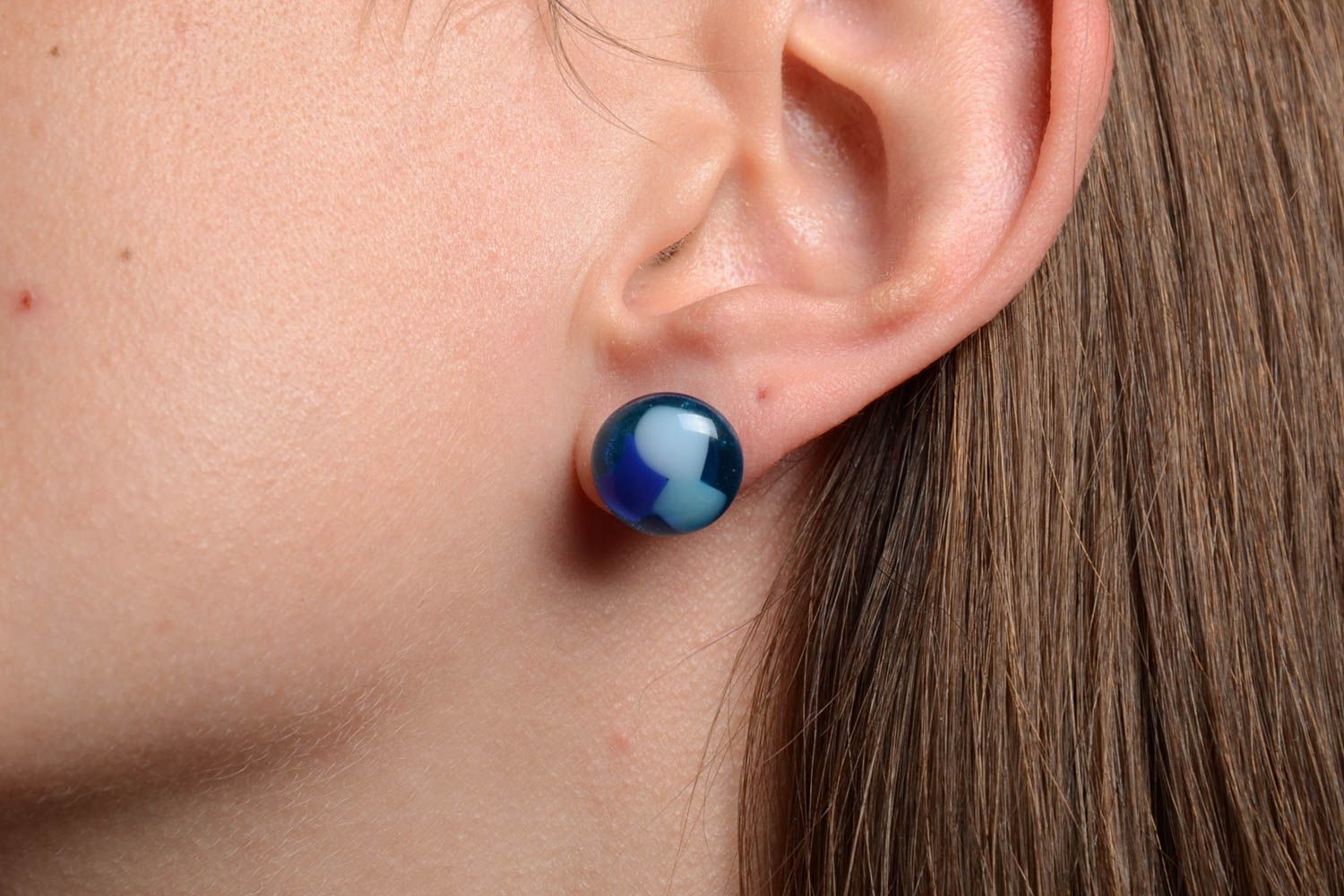 Boucles d'oreilles puces faites main en verre fusing design de créateur bleues photo 2