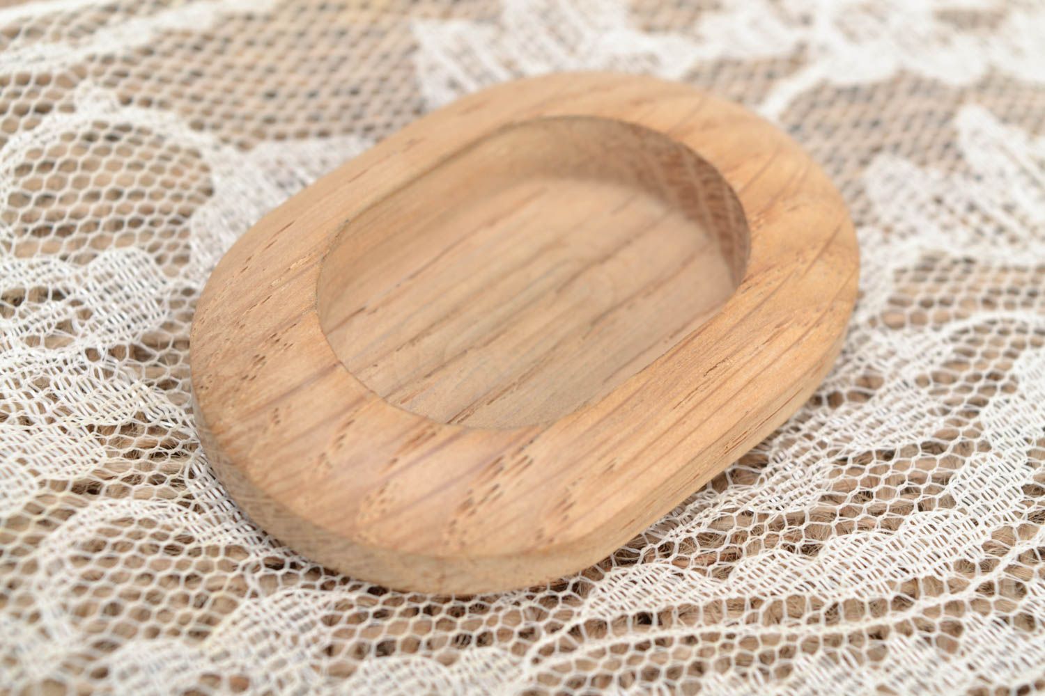 Fornitura para bisutería artesanal pieza en blanco ovalada de madera de roble  foto 4