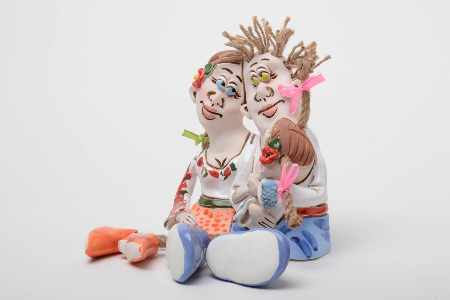Handgemachte keramische Statuette in Form von Familie mit Kind Autoren Dekor foto 2