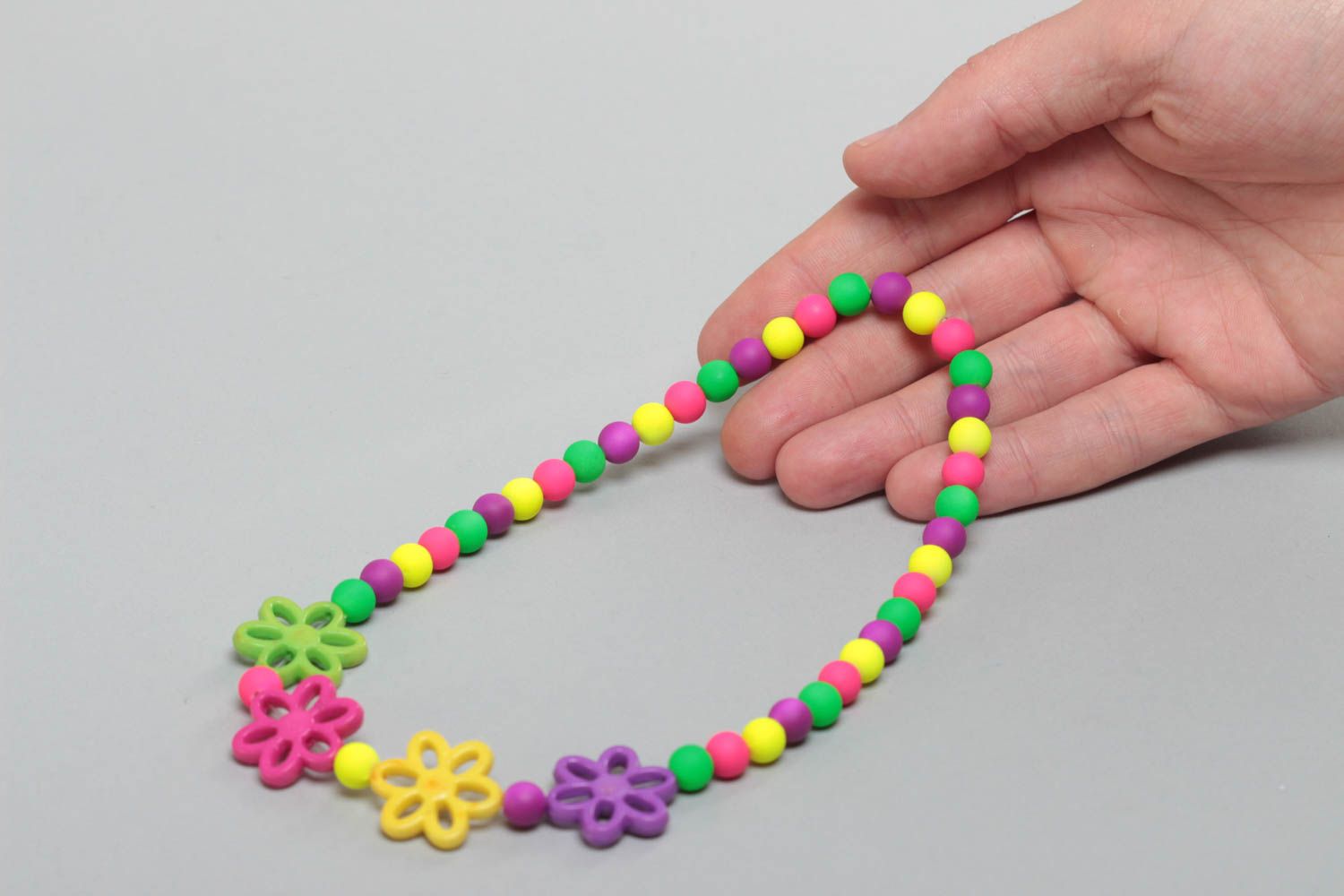 Collier de perles en plastique multicolore fait main original pour fille photo 5