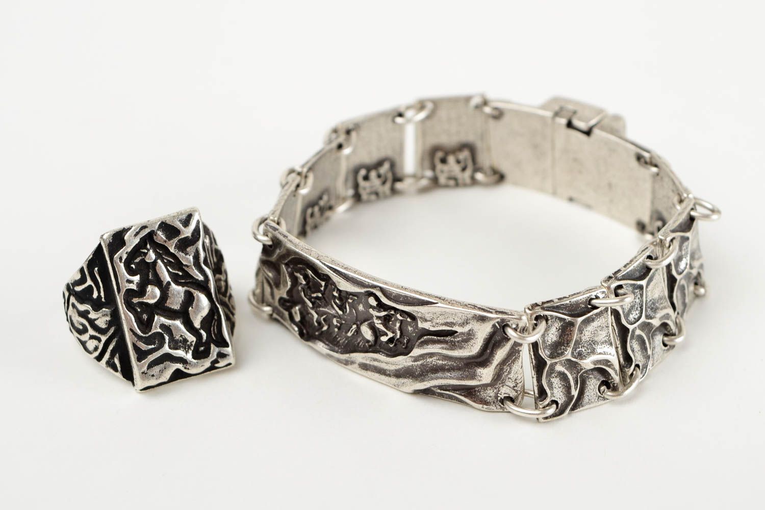 Conjunto de bisutería artesanal anillo y pulsera de metal accesorio de mujer foto 4