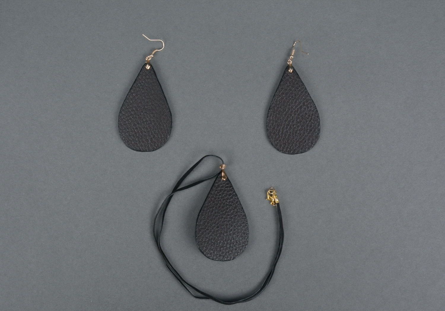 Set de bijoux en cuir boucles d'oreilles et pendentif photo 3