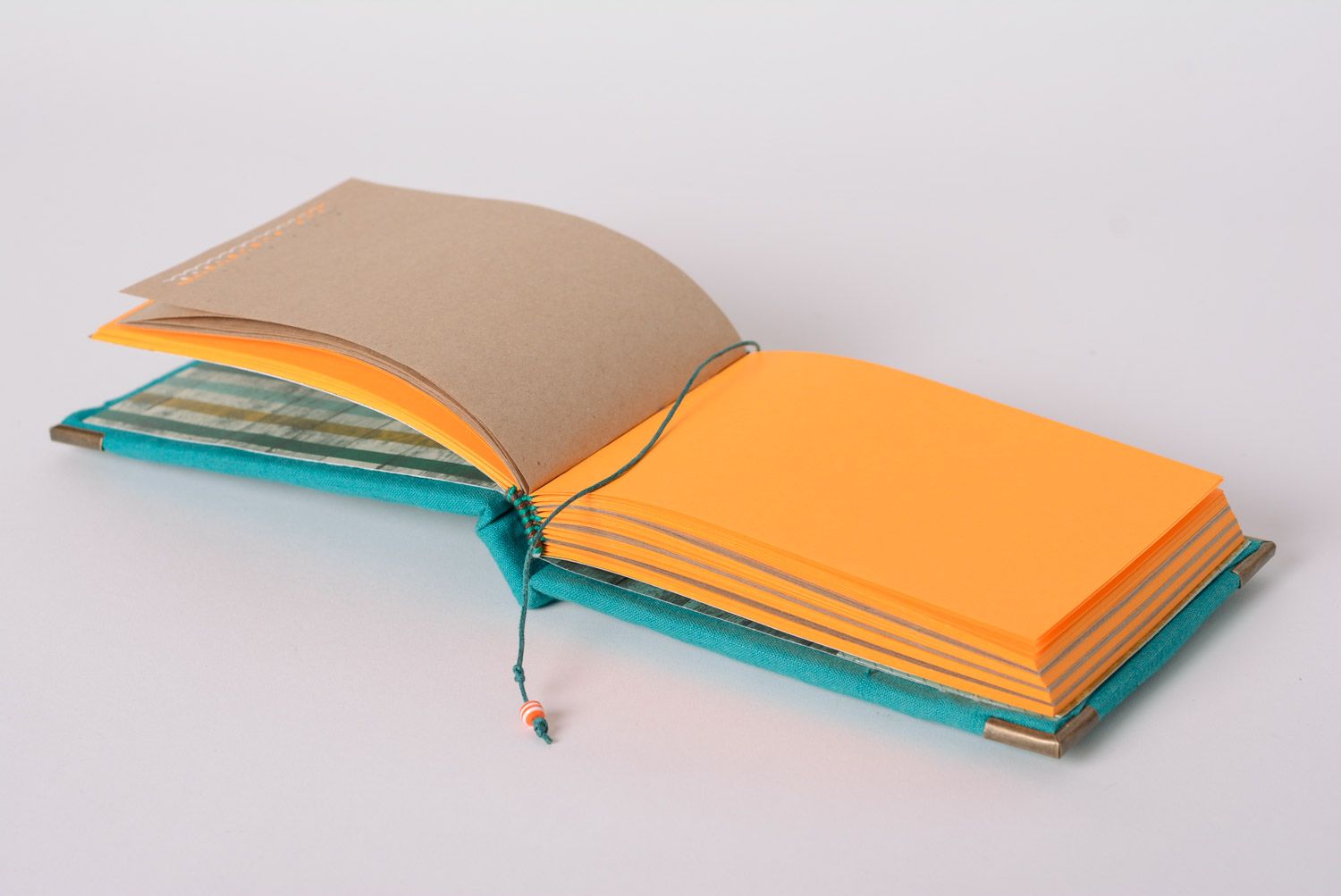 Handgemachtes schönes horizontales Notizbuch mit Stoffumschlag und Lesezeichen foto 2